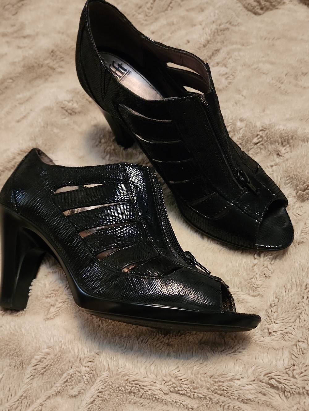 Sofft Womens Black Peep-Toe Cutout Heels